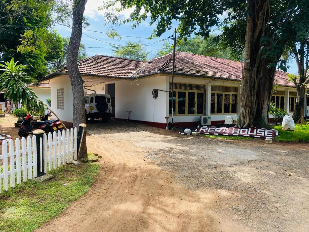 Resthouse Vavuniya Hotel Kültér fotó